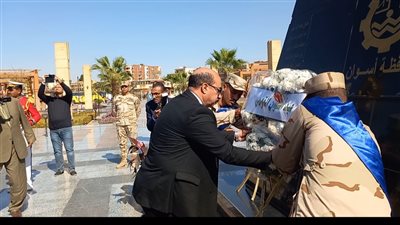 محافظ أسوان يضع إكليل الزهور على النصب التذكاري للجندي المجهول  