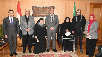 سيدتان مسنتان بالفيوم تجاوزتا 83 عامًا حصلتا على شهادة محو الأمية.. والمحافظ يكرمهن