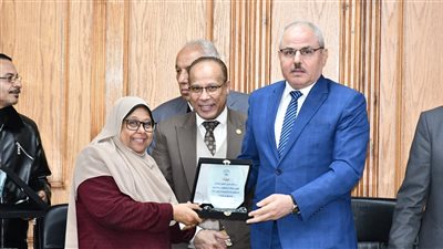 رئيس جامعة القناة يُكرم ناهد إمام وسامي حسانين