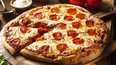 بالخطوات.. حضري بيتزا بالبيبروني وصوص الرانش