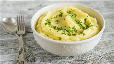 لمذاق ألذ.. اصنعي البطاطس المهروسة بجبن البارميزان