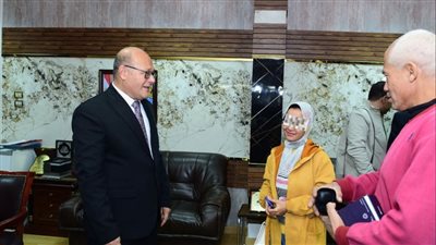 تسليم طالبة من ذوي الإعاقة السمعية بجامعة سوهاج سماعة طبية عالية الكفاءة