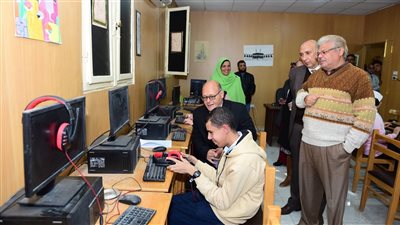 رئيس جامعة سوهاج يتفقد امتحانات ذوي الإعاقة البصرية بمركز نور البصيرة