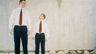 الأشخاص طوال القامة أكثر عرضة للإصابة بالسرطان.. دراسة توضح 