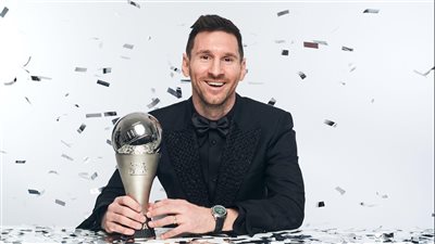 عاجل .. ميسي يتوج بجائزة 