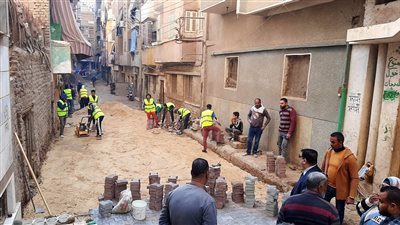 تركيب الإنترلوك بشوارع حي غرب سوهاج بتكلفة 4 مليون جنيه