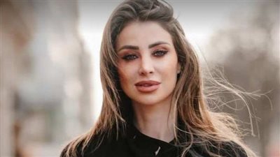 سوداء مرصعة بالكريستال أنابيلا هلال تواكب موضة 2024