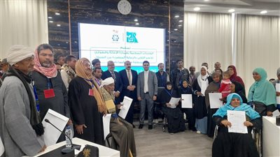 تسليم عقود الوحدات السكنية للأسر الأولى بالرعاية المتضررين من السيول بأسوان 