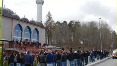 زعيم حزب السويديين الديمقراطيين يدعو إلى هدم المساجد