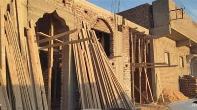 إيقاف أعمال بناء مخالف بقرية أبنود بقنا