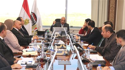 وزير قطاع الأعمال يستعرض الجدول الزمني لبدء تشغيل مصانع الغزل والنسيج تجريبيًا