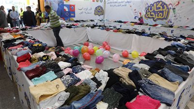 محافظ المنيا يفتتح معرض كساء للأسر الأولى بالرعاية