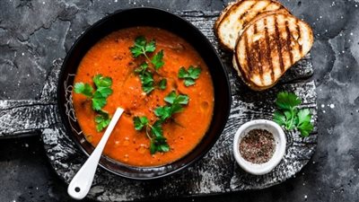 حضريها في دقائق.. طريقة عمل شوربة طماطم مشوية