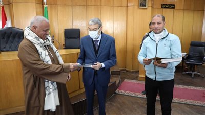 محافظ المنيا يُسلم 105 عقودا جديدة لتقنين أوضاع أراضي أملاك الدولة