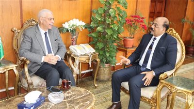 رئيس جامعة المنوفية يبحث مع منسق العلاقات الصينية المصرية سبل التعاون