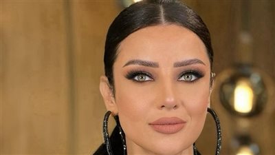 رضوى الشربيني تعتمد موضة البوت الشراب