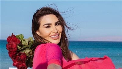 سارة نخلة تحتفل بارتباطها بالبينك الزاهي