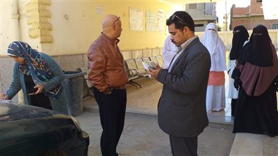 وكيل صحة الفيوم يقرر مكافأة 4 عاملين 