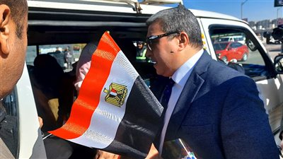 بمناسبة عيد الشرطة.. مدير أمن أسيوط يوزع الورد والحلوى على المواطنين