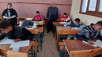 إحالة ملاحظين للتحقيق واستبدالهم بآخرين بسبب قصور في مراقبة الامتحانات ببني سويف  