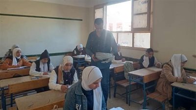 طلاب الشهادة الإعدادية يؤدون امتحان مادتي الجبر والتربية الدينية بنجع حمادي