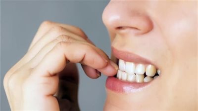 عادة قضم الأظافر.. 8 مخاطر تسببها للإنسان 
