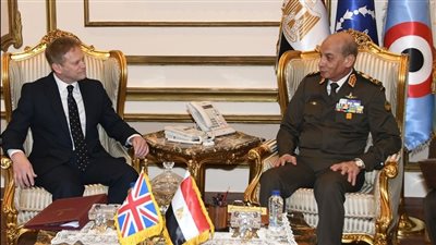 وزير الدفاع يناقش تطورات الأوضاع بالشرق الأوسط مع نظيره البريطانى