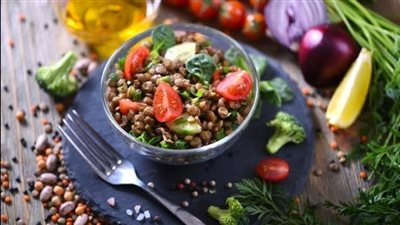 غنية بالبروتين.. طريقة عمل سلطة العدس الفرنسية