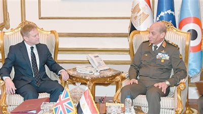 وزير الدفاع يناقش مع نظيره البريطانى تطورات الأوضاع بالشرق الأوسط