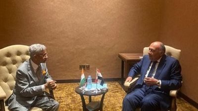 وزير الخارجية يؤكد لنظيره الهندي خصوصية وأهمية العلاقات الاستراتيجية بين الدولتين