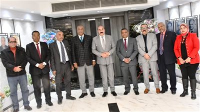 وفد اتحاد نقابات عمال أسوان يهنئ المحافظ بالعيد القومي الـ53