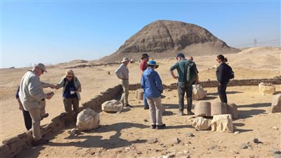 فوج سياحي أمريكي يزور منطقة هرم هوارة الأثرية بالفيوم 
