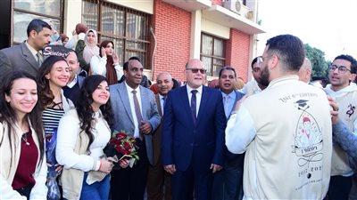 رئيس جامعة سوهاج يلتقط الصور التذكارية مع طلاب امتياز طب