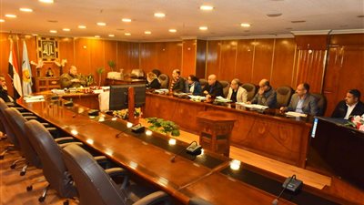 محافظ أسيوط يتابع موقف رصف الطرق المدرجة بالخطة الاستثمارية