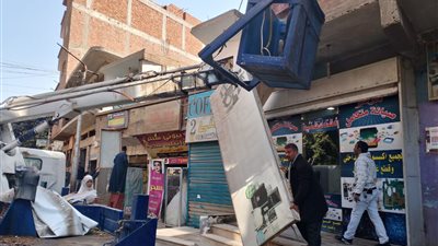 محافظ أسيوط يكلف رؤساء المراكز والأحياء بمراجعة الإعلانات بالشوارع والميادين