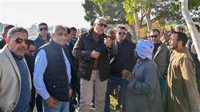 وزير الري يتفقد مشروعات الموارد المائية بأسوان