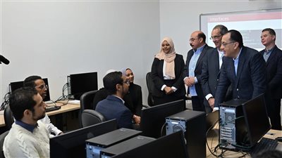 مدبولي يستمع لقصص نجاح شباب رواد الأعمال والمهنيين المستقلين.. صور 