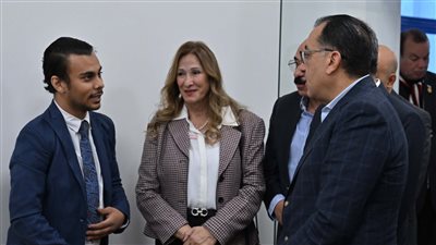 رئيس الوزراء يستمع لقصص نجاح مجموعة من شباب رواد الأعمال والمهنيين بمركز ابداع  