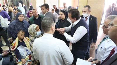 وزير الصحة يصطحب المرضى بمستشفى حلوان العام للتحقق من شكواهم بمختلف الأقسام