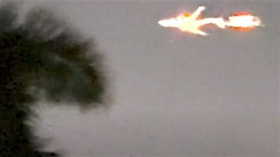 ألسنة اللهب تشتعل بطائرة شحن في السماء (فيديو) 