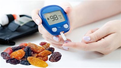 تحذير لمرضى السكري من تناول الزبيب والتمور