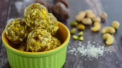 كرات جوز الهند بالزبيب والفستق الحلبي