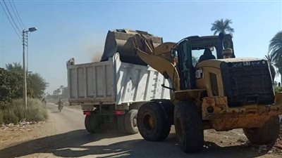 رفع 72متر مكعب من نواتج تطهير الترع بأولاد نجم القبلية في قنا