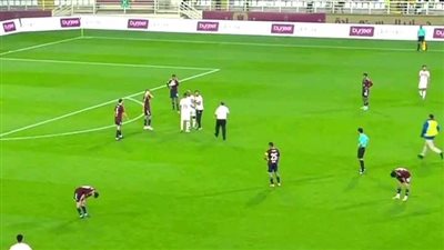 مشجع يتحضن شيكابالا في مباراة الزمالك والوحدة الإماراتي