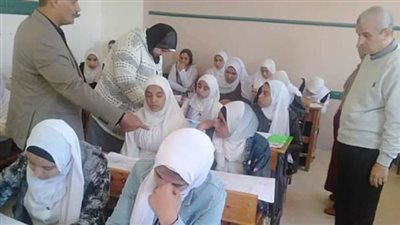 خصم وحرمان لمعلمة حاولت تصوير امتحان بالفيوم