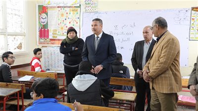 سكرتير عام المنيا يتفقد عددا من لجان امتحانات الشهادة الإعدادية