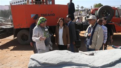 وزيرة الثقافة تتفقد ورشة عمل  الدورة 28 لسمبوزيوم أسوان الدولي لفن النحت