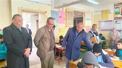 وكيل تعليم سوهاج يتفقد امتحانات الشهادة الإعدادية بمدارس المنشاة