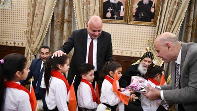  محافظ قنا يزور مطرانية الأرثوذكس ويقدم هدايا لأطفال مدراس الأحد  