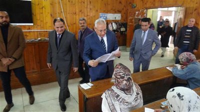 رئيس جامعة المنيا يتفقد لجان الامتحانات